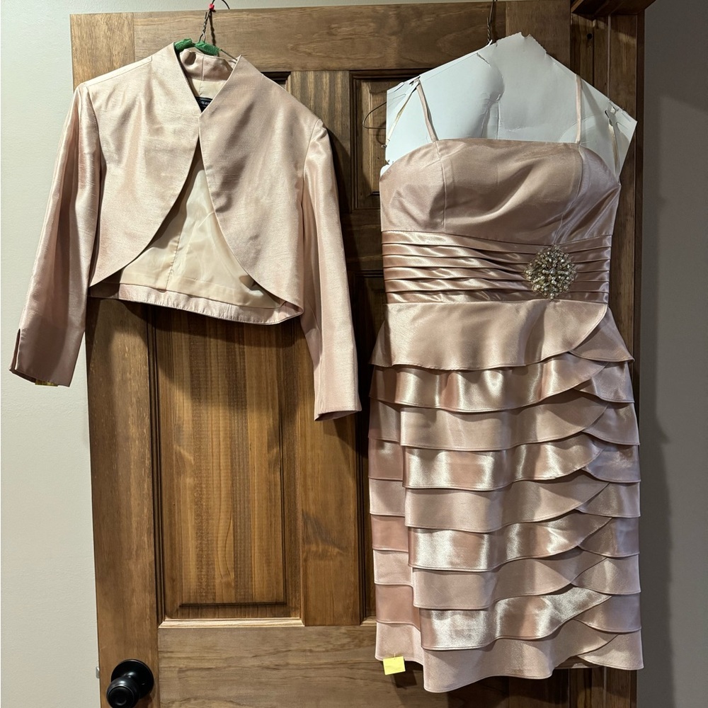 Mother of the bride dress, worn once cleaned and preserved, beautiful size 8